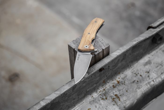 Нож складной LionSteel KUR UL Olive Wood Flipper, сталь Uddeholm Sleipner®, рукоять оливковое дерево