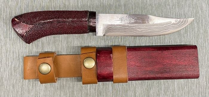 Нож Takeshi Saji Akabi, сталь Shirogami Hitachi (White steel) Layered Damascus, рукоять красное дерево, кожа ската